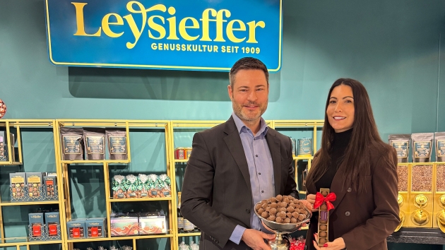 Tradition trifft Markenstrategie: Wie Rabbel Leysieffer weiterentwickeln will - Christian und Mehtap Rabbel präsentieren anlässlich des 75-jährigen Jubiläums der Himmlischen von Leysieffer eine 75-Gramm-Sonderedition der Sahnetrüffel - Quelle: Confiserie Rabbel